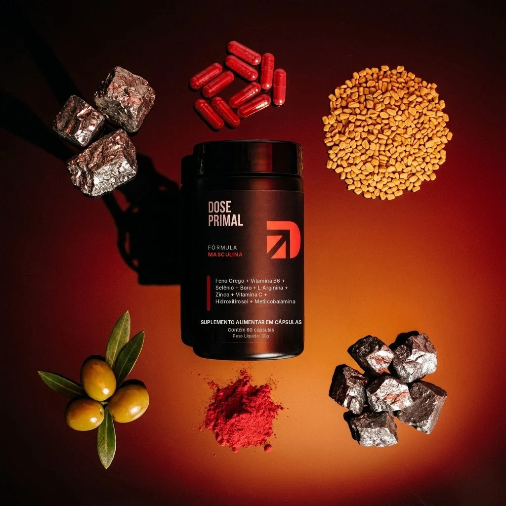 Pote da Dose Primal cercado pelos ingredientes: feno grego, minerais, pó vermelho, azeitonas e cápsulas vermelhas